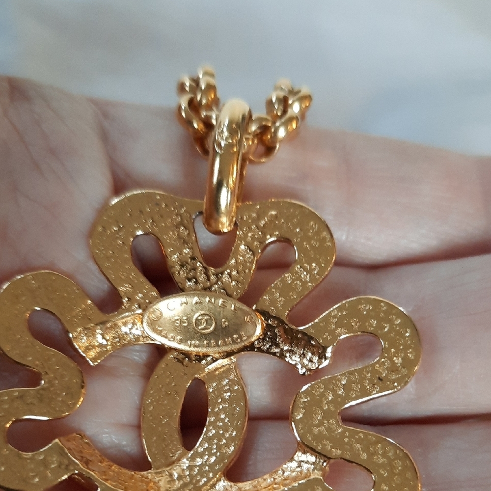 CHANEL Gold Floral Pendant Necklace, AUTHENTICATED!! - Picture 11 of 11